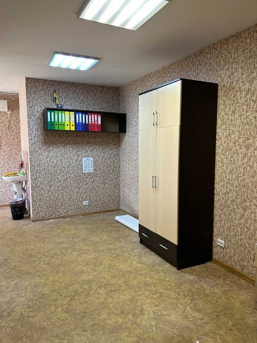 Продаю  будівлю магазину з офісними приміщеннями