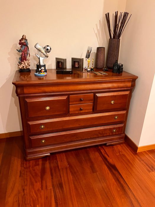 Quarto, cómoda, mesa e sofás(individual) ofereço o tapete e o colchão