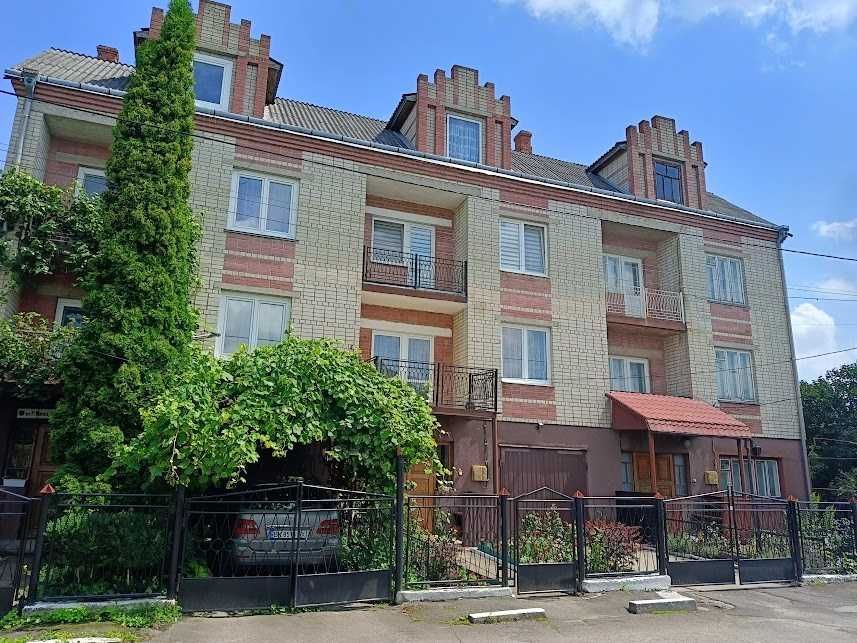 Просторий будинок для великої родини.