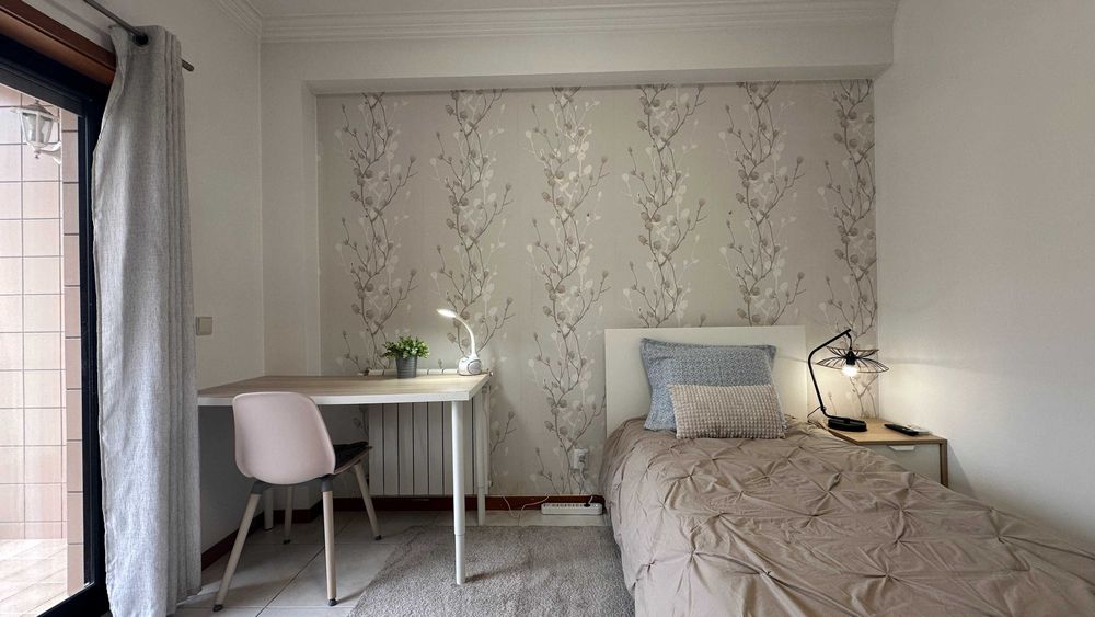 Arrendo quarto com varanda e Ar condicionado