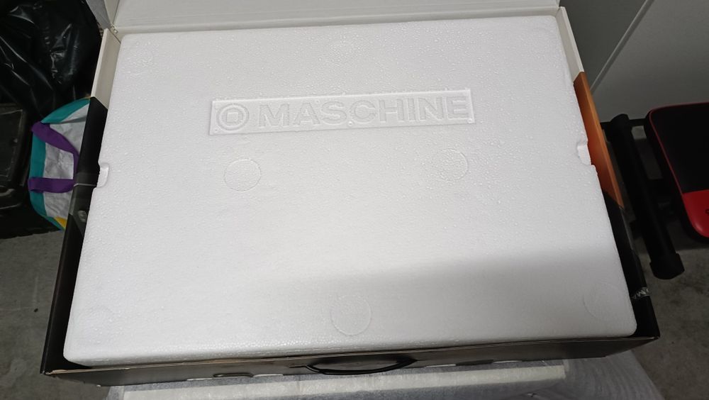 Maschine Studio preta