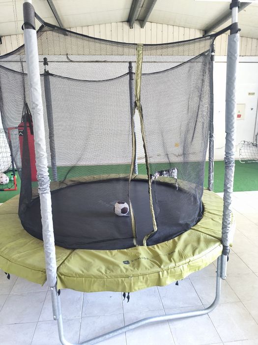 Trampolim com 6 pernas