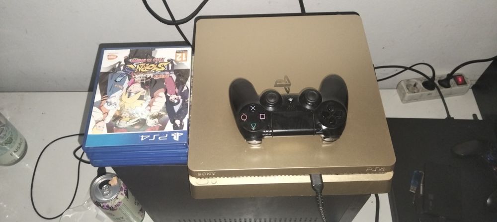Vendo PlayStation 4 dourada como nova urgente