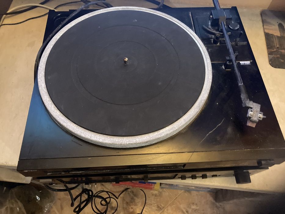 Gira discos e amplificador está a funcionar