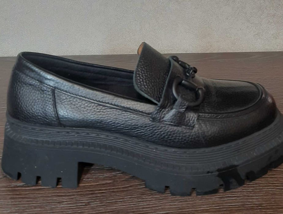 Продам стильні жіночі туфлі-лофери Bata (Real Leather)