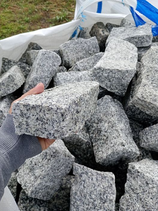 Kostka granitowa, palisada, słupki graniczne