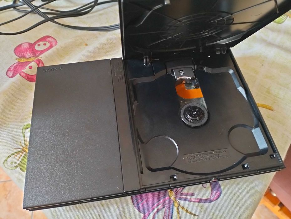 PlayStation 2 com comando e 2 jogos