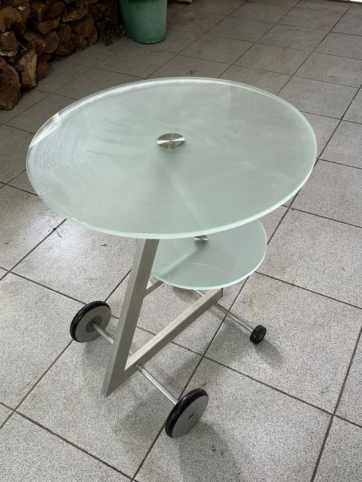 Mesa de apoio com rodas