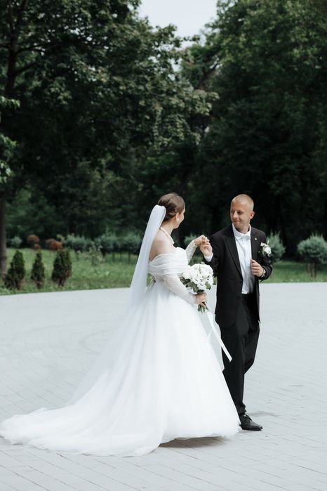 Весільна сукня прикрашена бісером