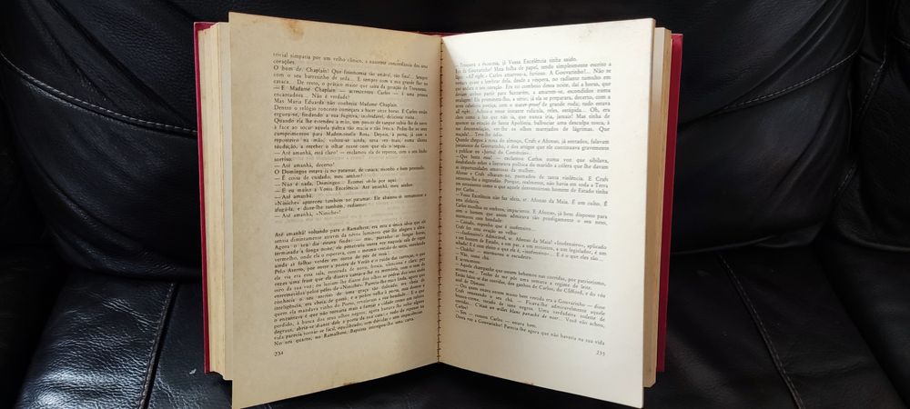 Livro Os Maias de Eça de Queiroz em ótimo estado