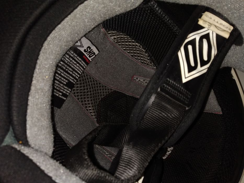 Capacete branco e vermelho