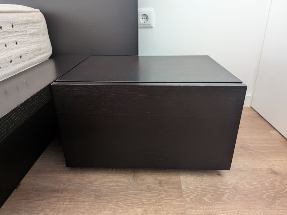 Cama de casal com colchão e mesas cabeceira