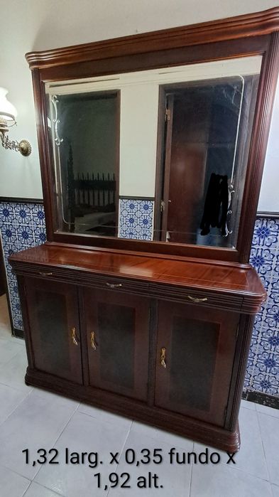 Aparador com espelho