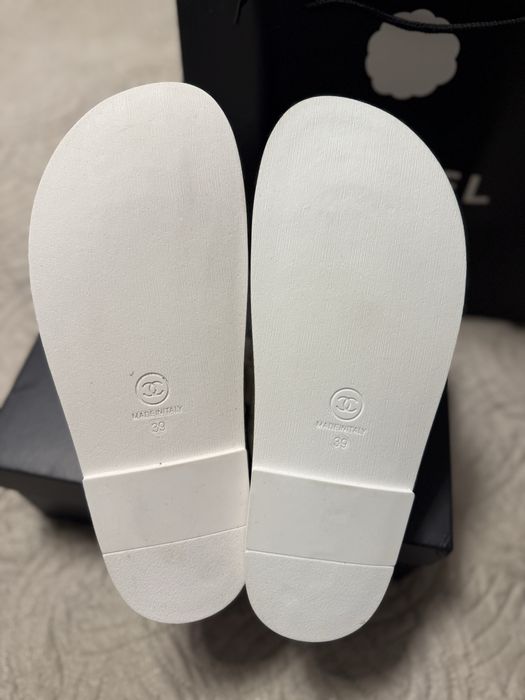 Klapki laczki pikowane Chanel – białe
