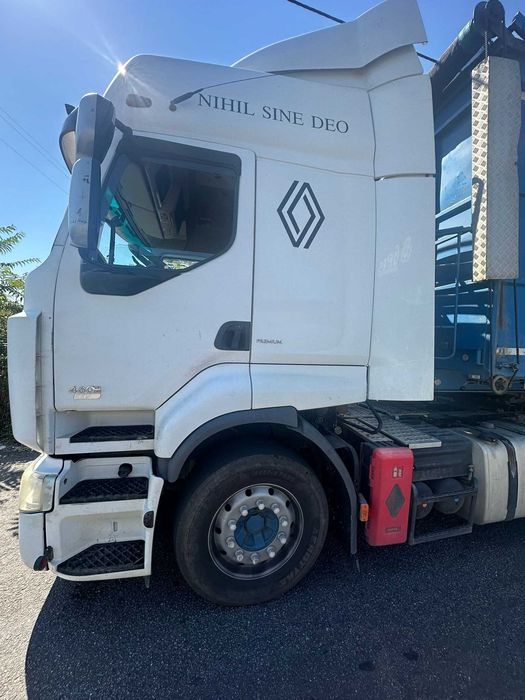 Camião Volvo FH16 e Renault Premium 460