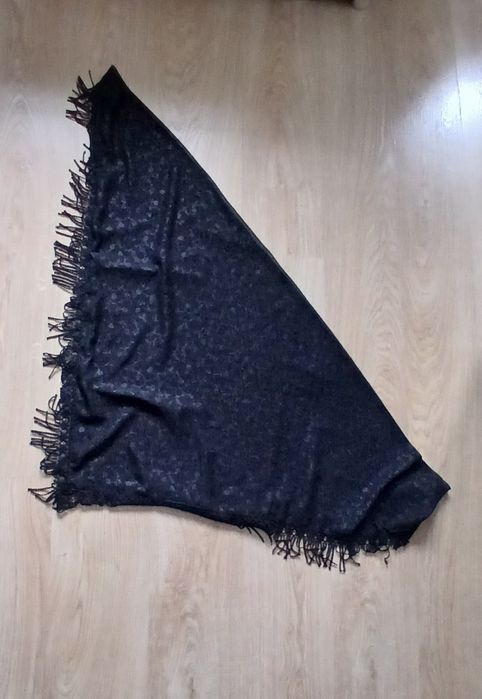 Czarna chusta z frędzlami
