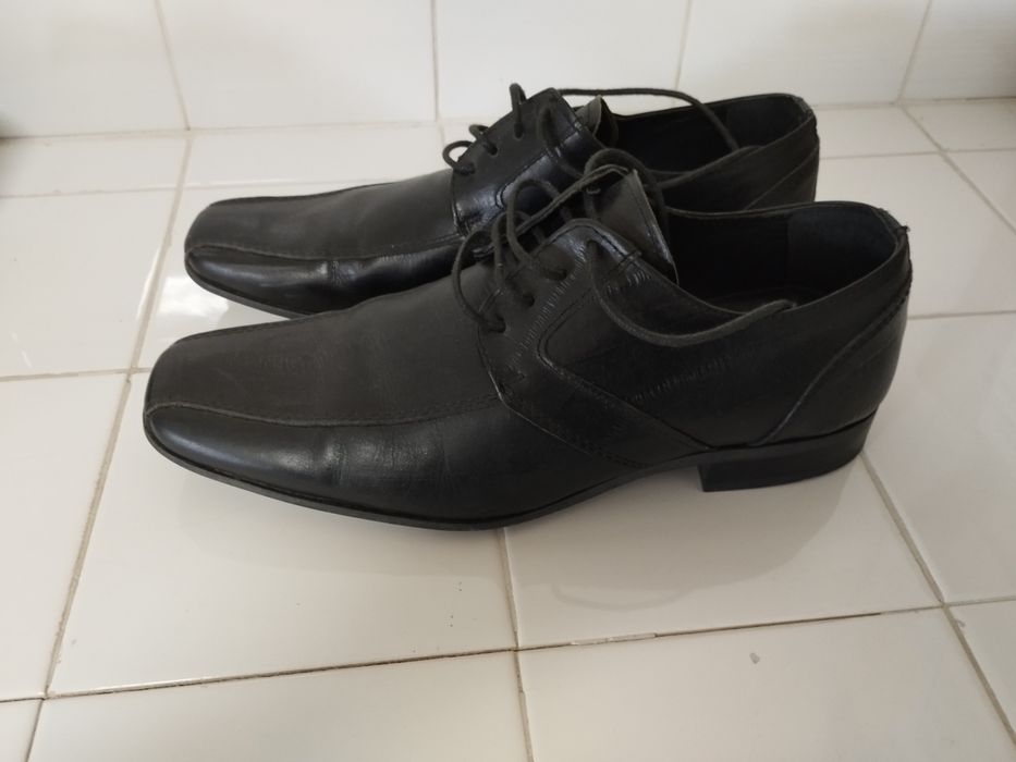 Sapatos de homem em pele