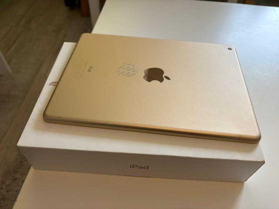 Clean Ipad 5th generation 32GB wifi