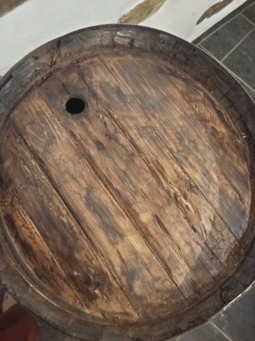 Barril de Vinho em Carvalho Restaurado – Peça Decorativa / Mesa Lateral
