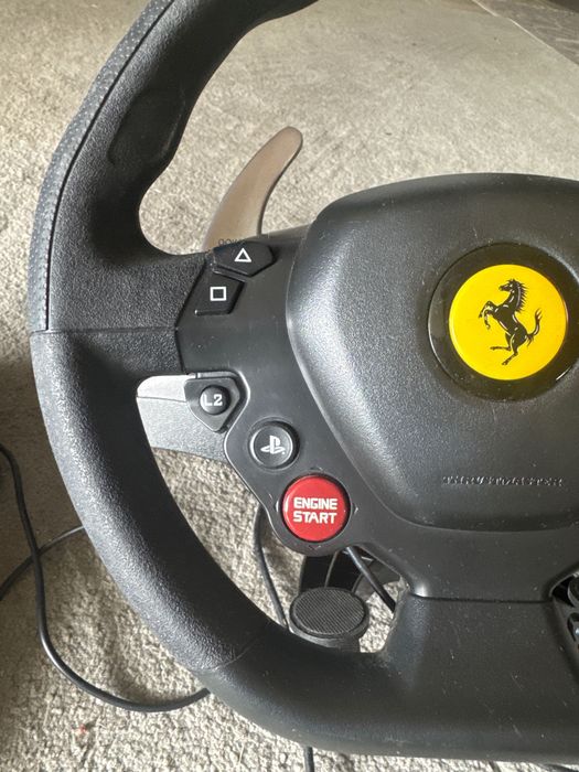 Volante e pedais Ferrari para PlayStation