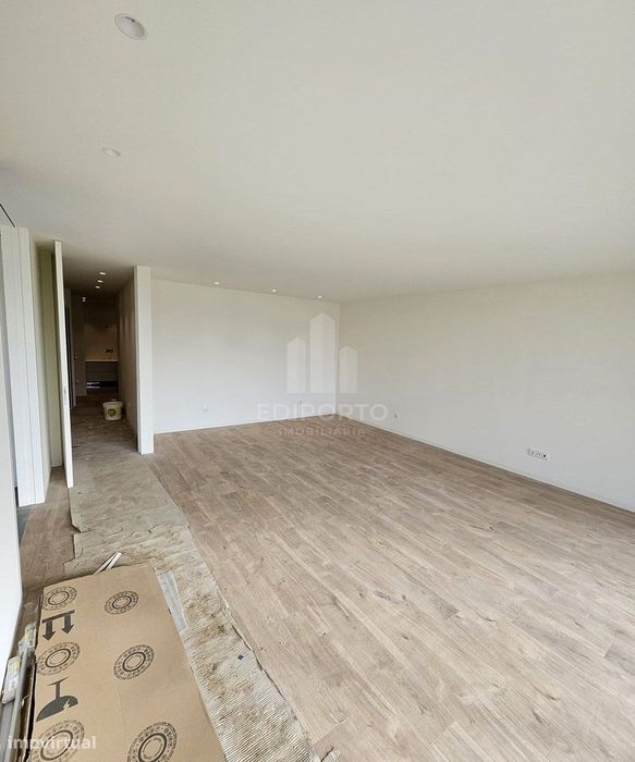 Apartamento  T2 e garagem fechada para 2 carros com áreas amplas e lum
