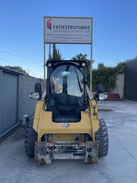 Mini pá carregadora Caterpillar 242D3