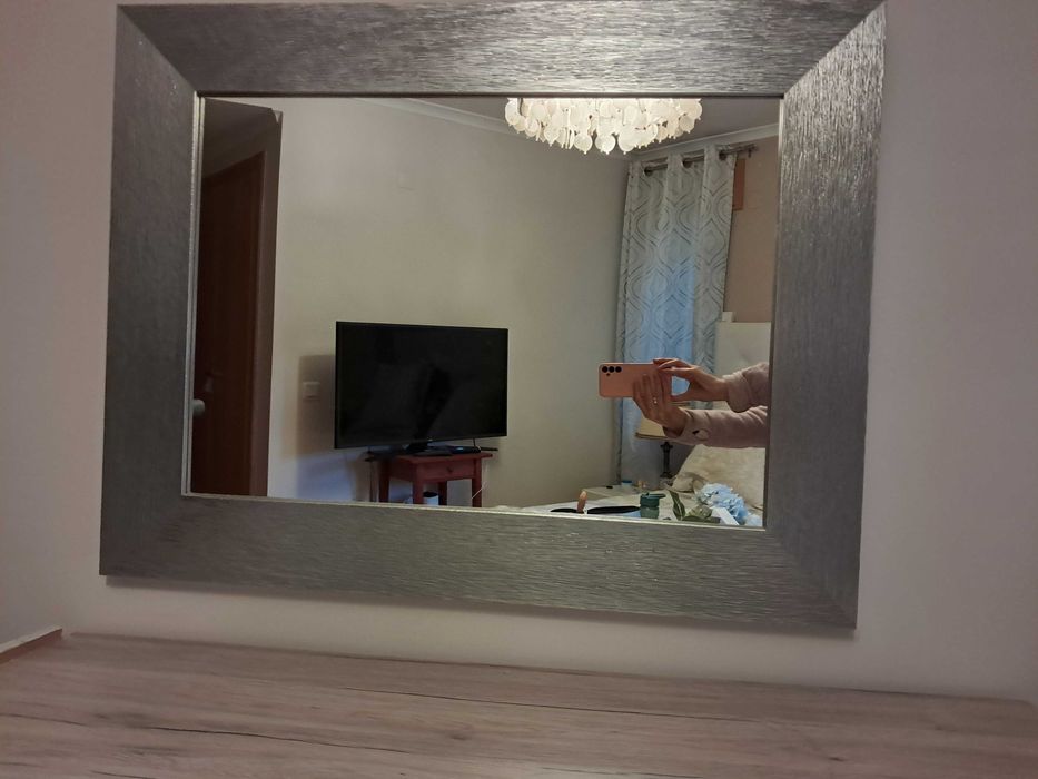 Espelho com Moldura Prateada – Elegância e Brilho (89×69 cm)