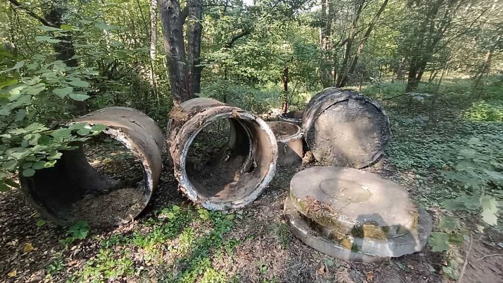Kręgi betonowe i pokrywy ze zdemontowanego szamba