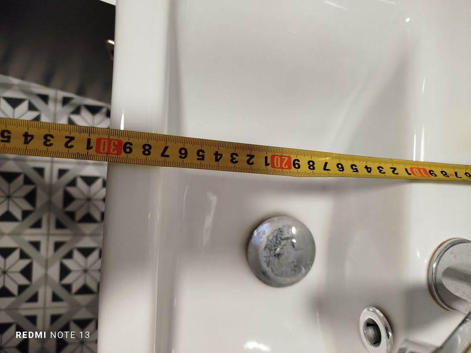 Umywalka z szafką wiszącą