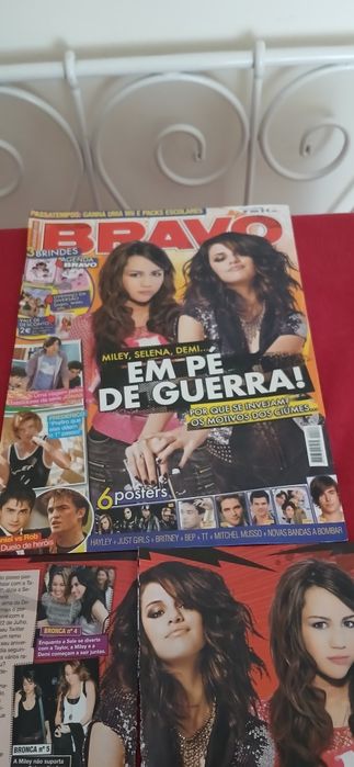 Capa + Artigo Miley, Selena e Demi