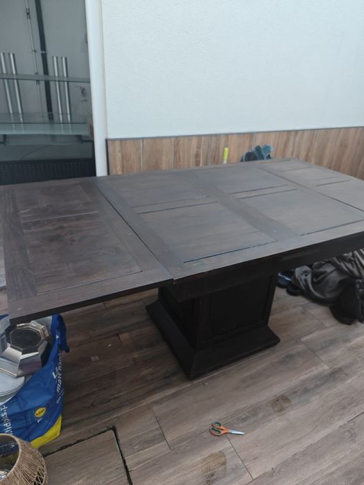 Mesa extensível em madeira de castanho trabalhada + 5 cadeiras
