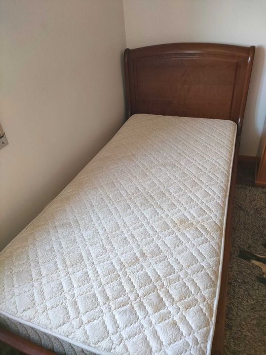 Cama de cerejeira de pessoa e meia + colchão e estrado