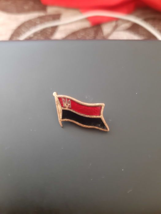 Знак УПА в кераміці