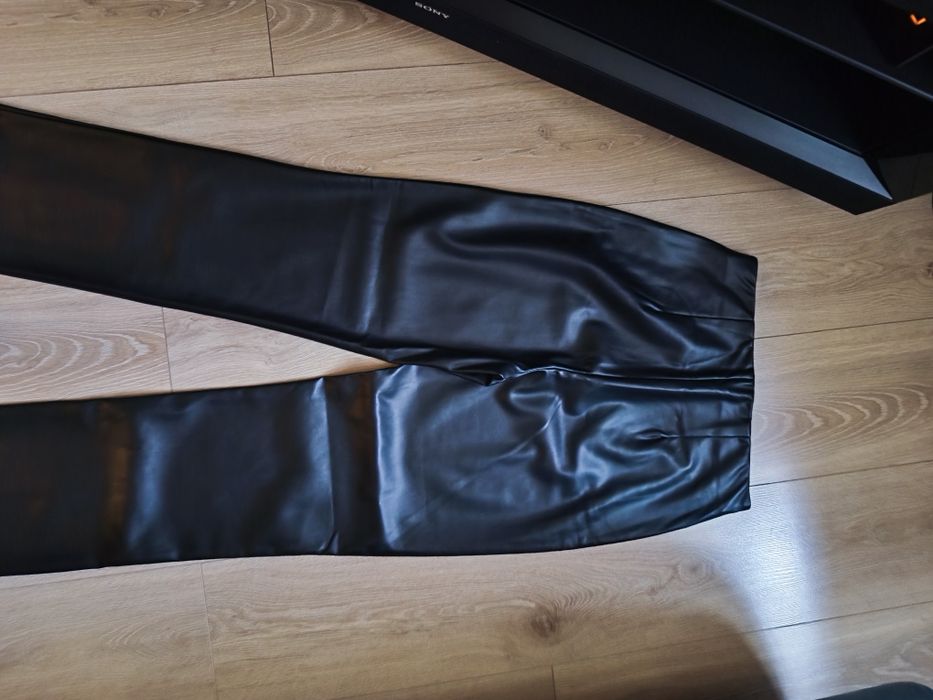 Spodnie Reserved z eko skóry r. S