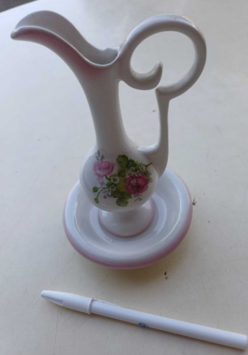 Jarro pequeno com prato, em porcelana decorativa