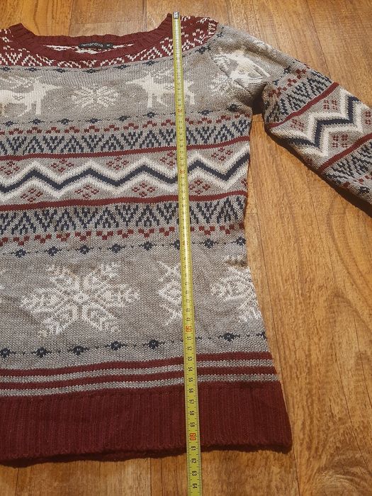 Świateczny sweter z motywem skandynawskim
