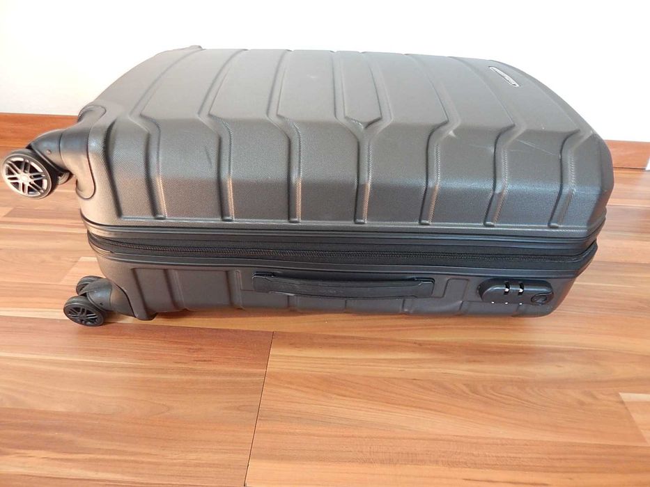 Дорожный чемодан на колесах