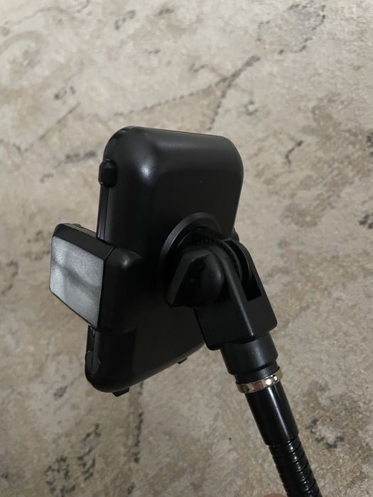 Uchwyt na telefon w gniazdo zapalniczki z wyjściem USB FOREVER