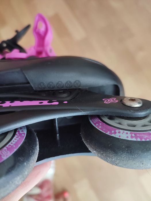 Patins, capacete joelheiras, cotoveleiras e proteção de mãos