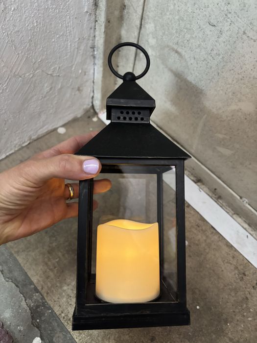 Lanterna com uma vela que acende e tem pilhas