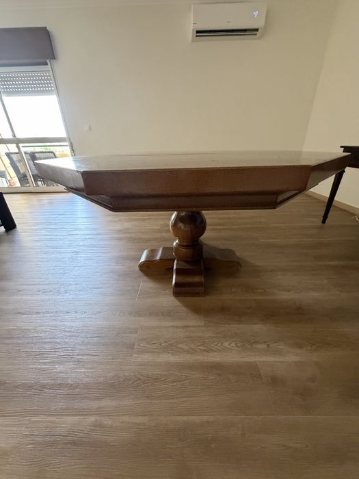 Mesa de jantar de madeira maciço