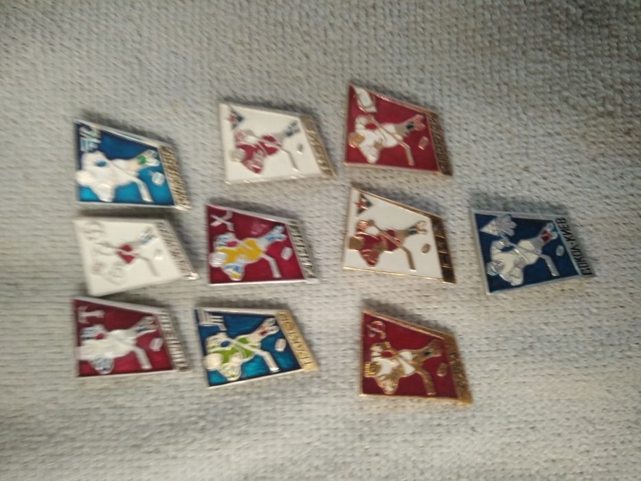 Продам значки футбол