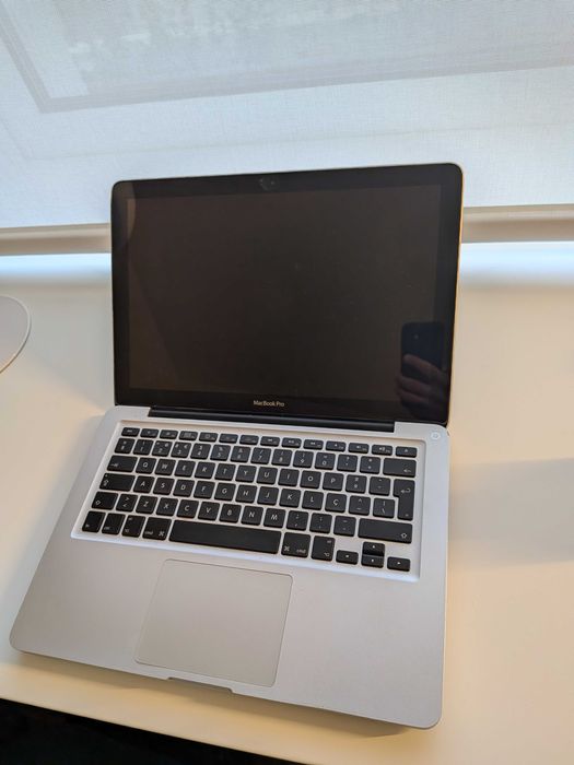 MacBook Pro 15" 2010 avariado / para peças + carregador