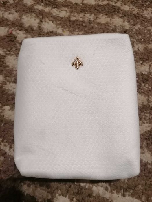 Kosmetyczka damska biała futerkowa,elegancka"Guerlain Paris"-NOWA