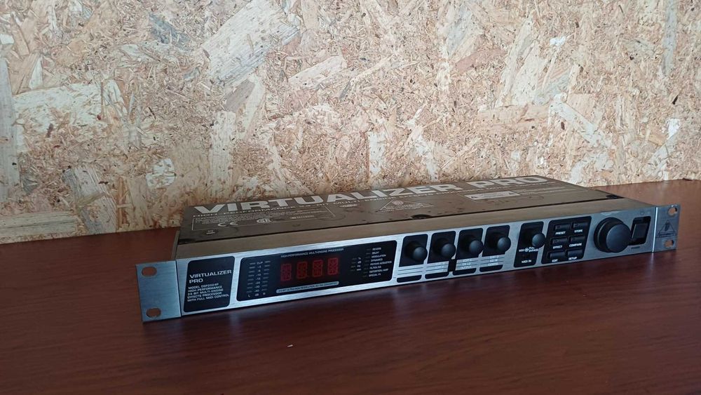 Aparelho de efeitos Behringer Virtualizer DSP2024
