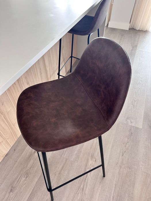 Cadeiras altas em pele castanha