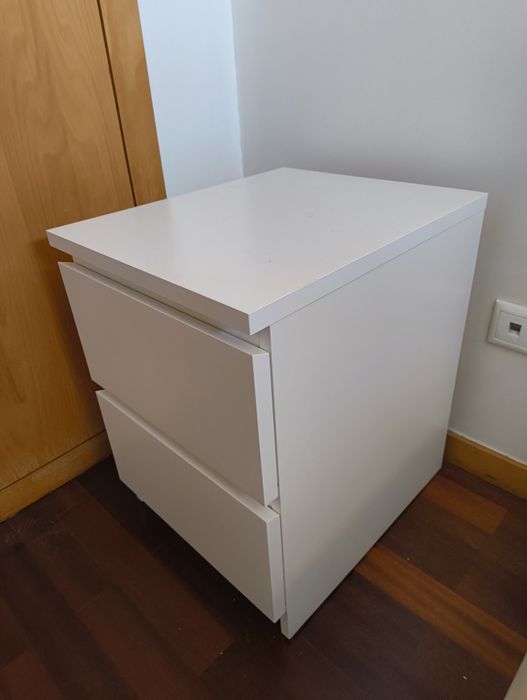 Mesas de cabeceira Malm