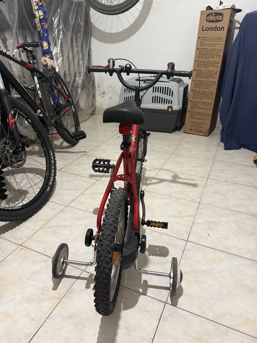 Vendo bicicleta com rodinhas em exlente estado