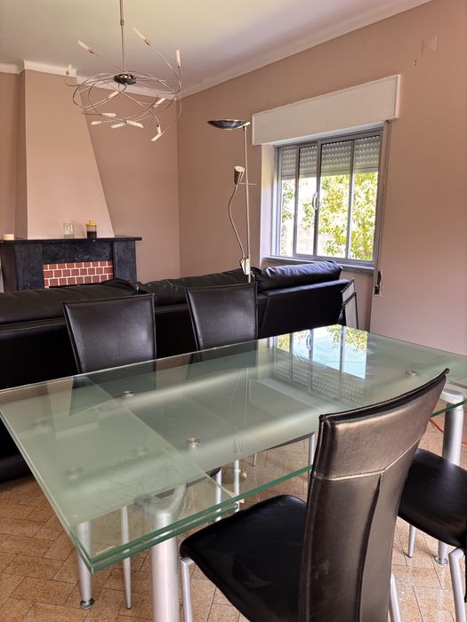 Mesa de jantar em vidro temperado – moderna e robusta