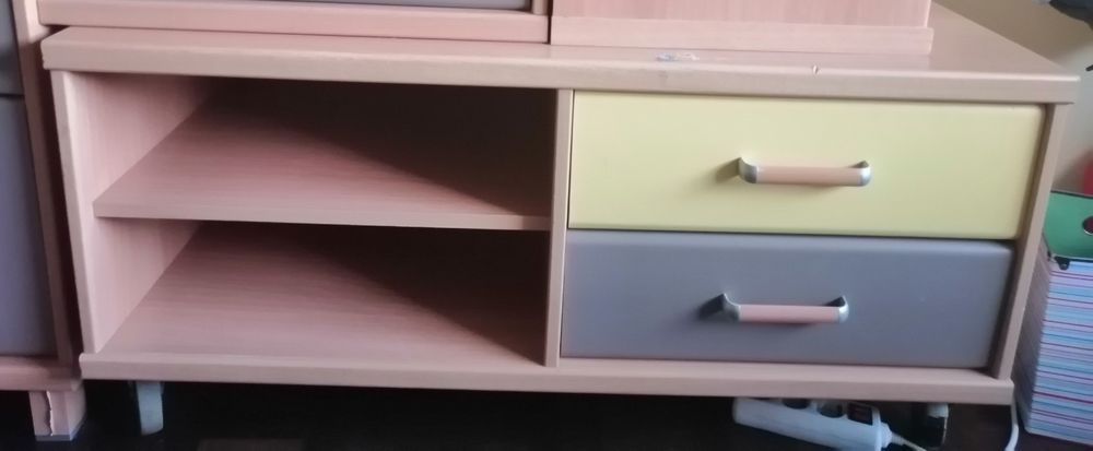 Móvel com 2 gavetas e 2 prateleiras em madeira de pinho